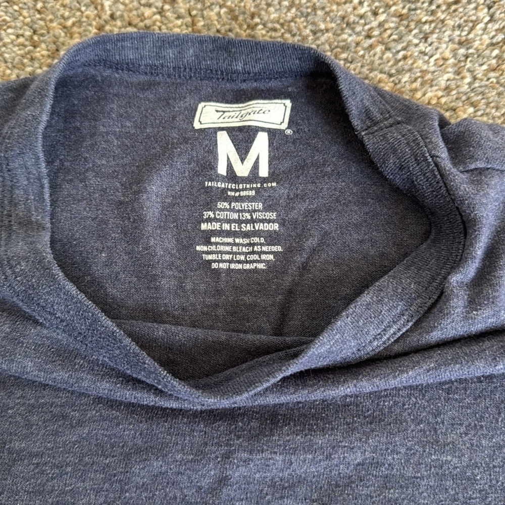 American Eagle tailgate. Guc. Medium. - Picture 2 of 2